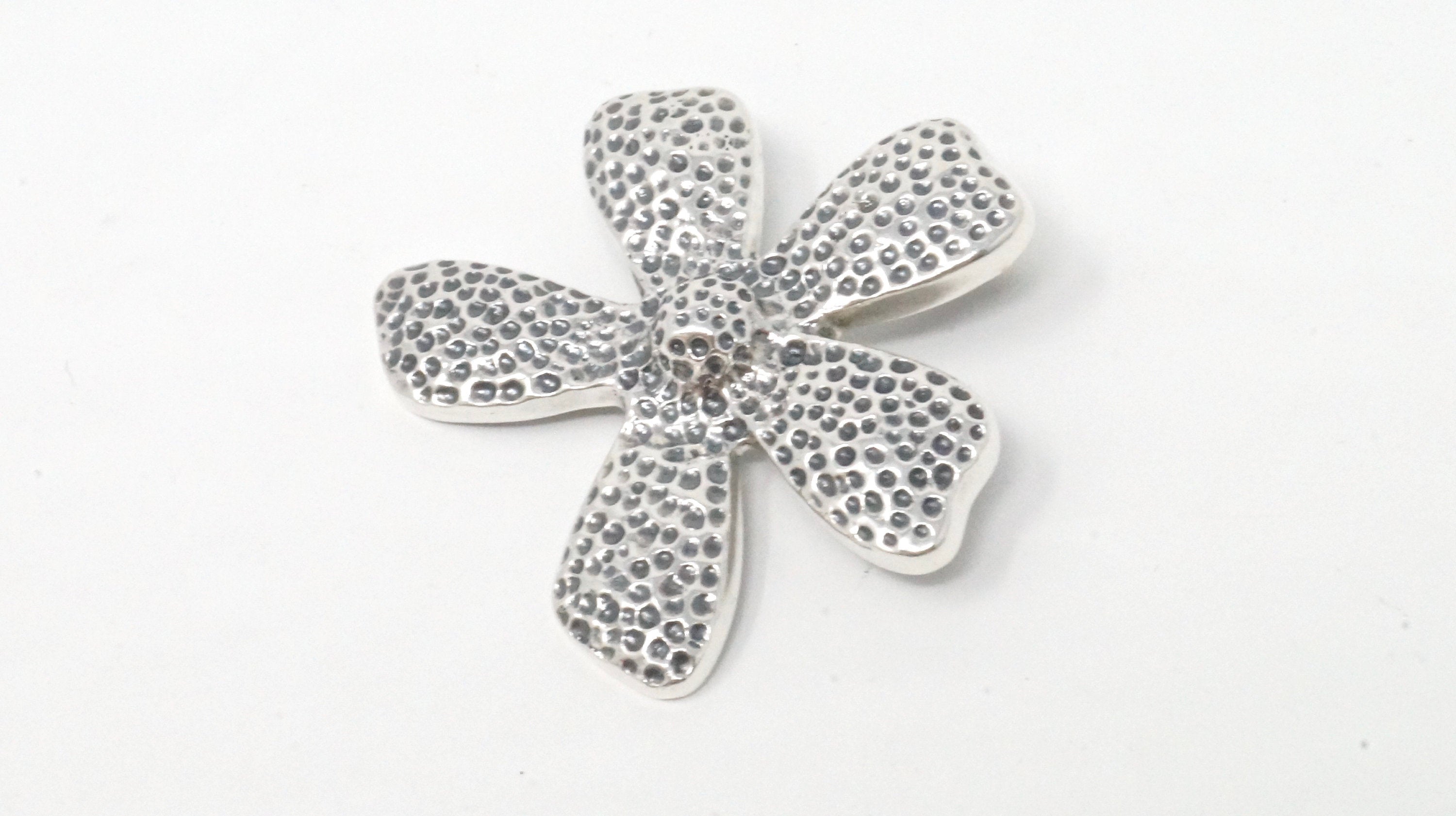 Vintage Designer Silpada Sterling Silver Hammered Daisy Flower Necklace Pendant | Jewelry > Necklaces > Pendants | Wiccan Center