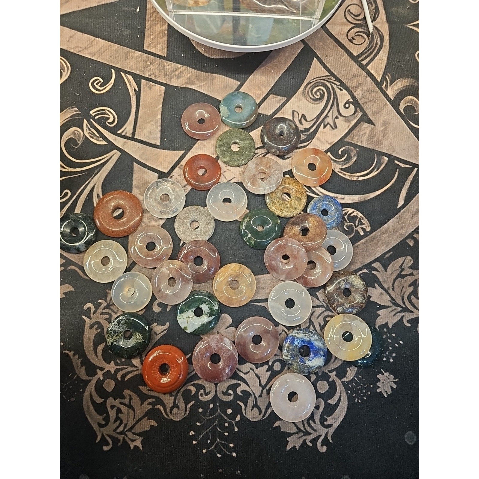 36Pcs Natural Quartz Crystal Jasper Peace Lucky Buckle Mixed Stone Healing