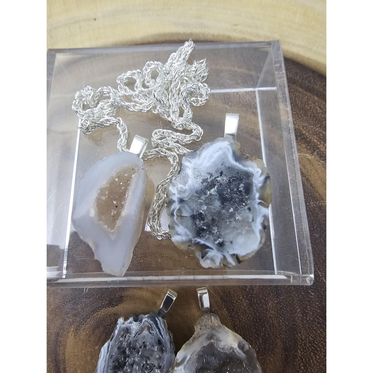 Agate Quartz pendant w/925 16in Silver Chain