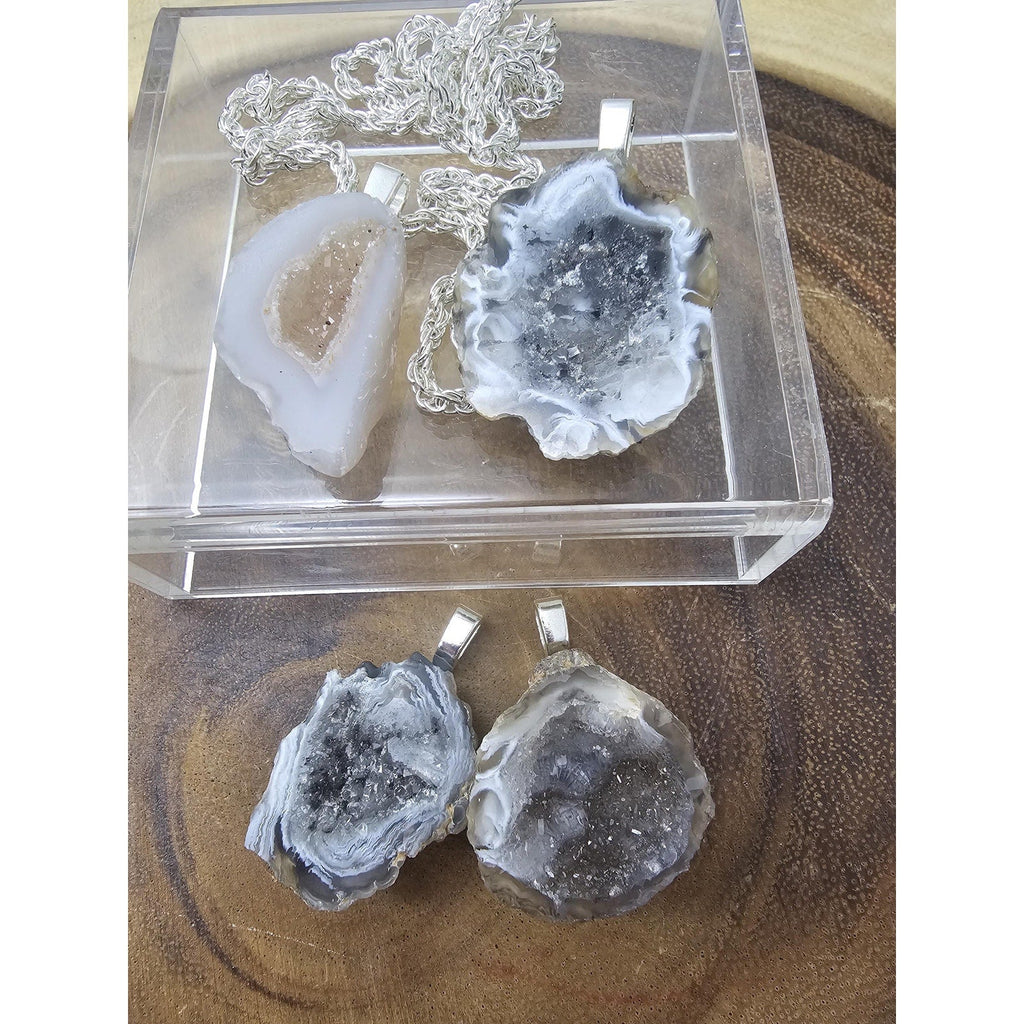 Agate Quartz pendant w/925 16in Silver Chain | | Wiccan Center