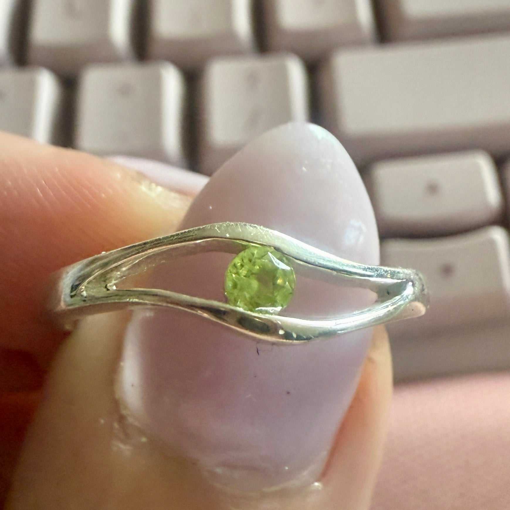 Peridot Floating-Setting Wave Ring – Sterling Silver – Size 8 | Rings | Wiccan Center