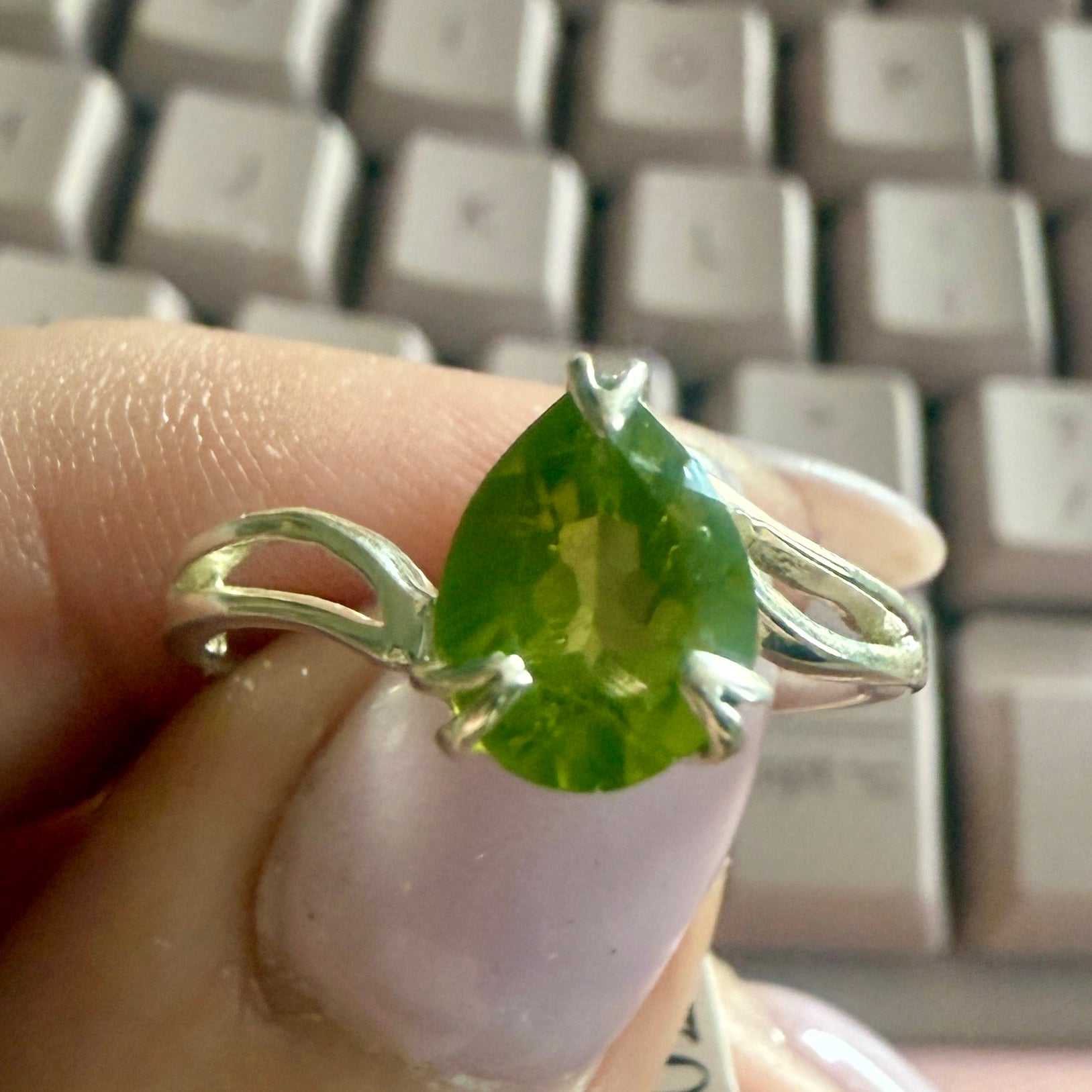 Peridot Teardrop Split-Band Ring – Sterling Silver – Sizes 6, 8 & 9 | Rings | Wiccan Center