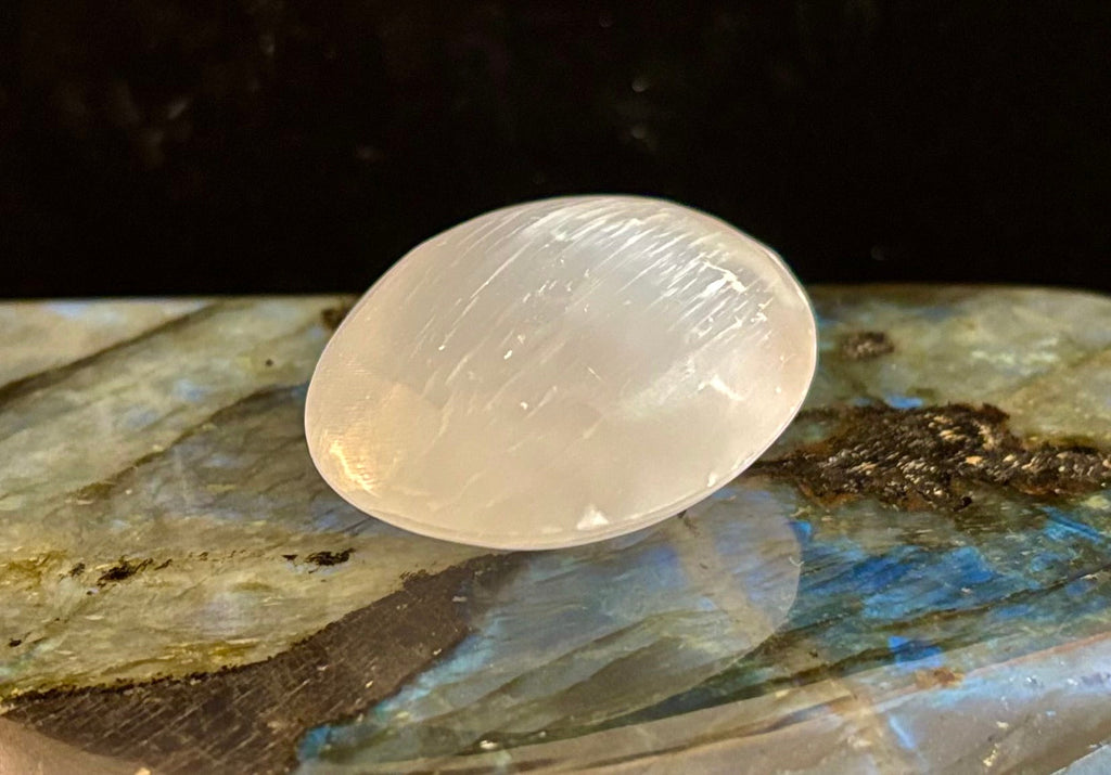 Selenite Palm Stone – 4cm (1.57") – Aura-Cleansing Crystal for Energy Healing & Clarity | | Wiccan Center