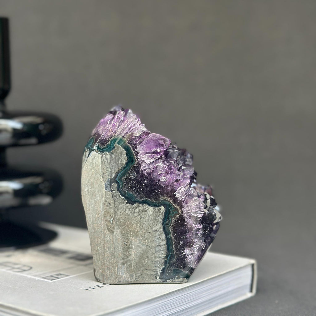 Large crystals Amethyst geode with Agate formations | Amethyst Geodes | Wiccan Center