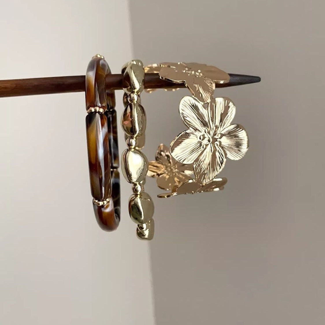Metal Flower Acrylic Round High Sense Light Luxury Bracelets