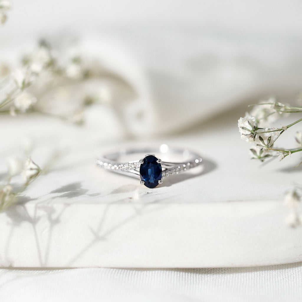 Natural 0.6 Carat Blue Sapphire Minimal Engagement Ring with Diamond Split Shank