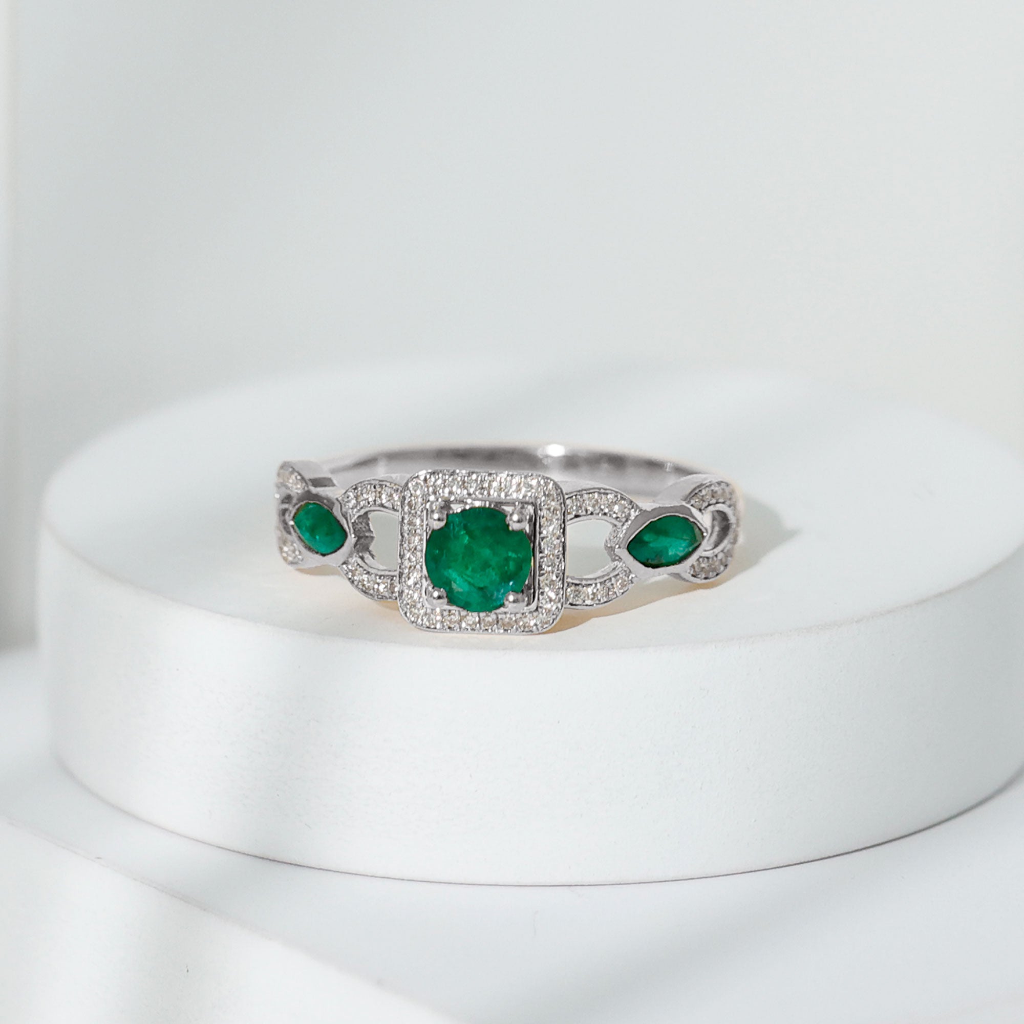 Vintage Style Emerald and Diamond Engagement Ring for Women