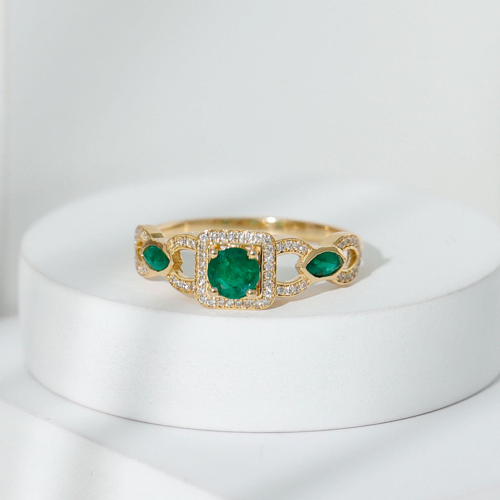 Vintage Style Emerald and Diamond Engagement Ring for Women