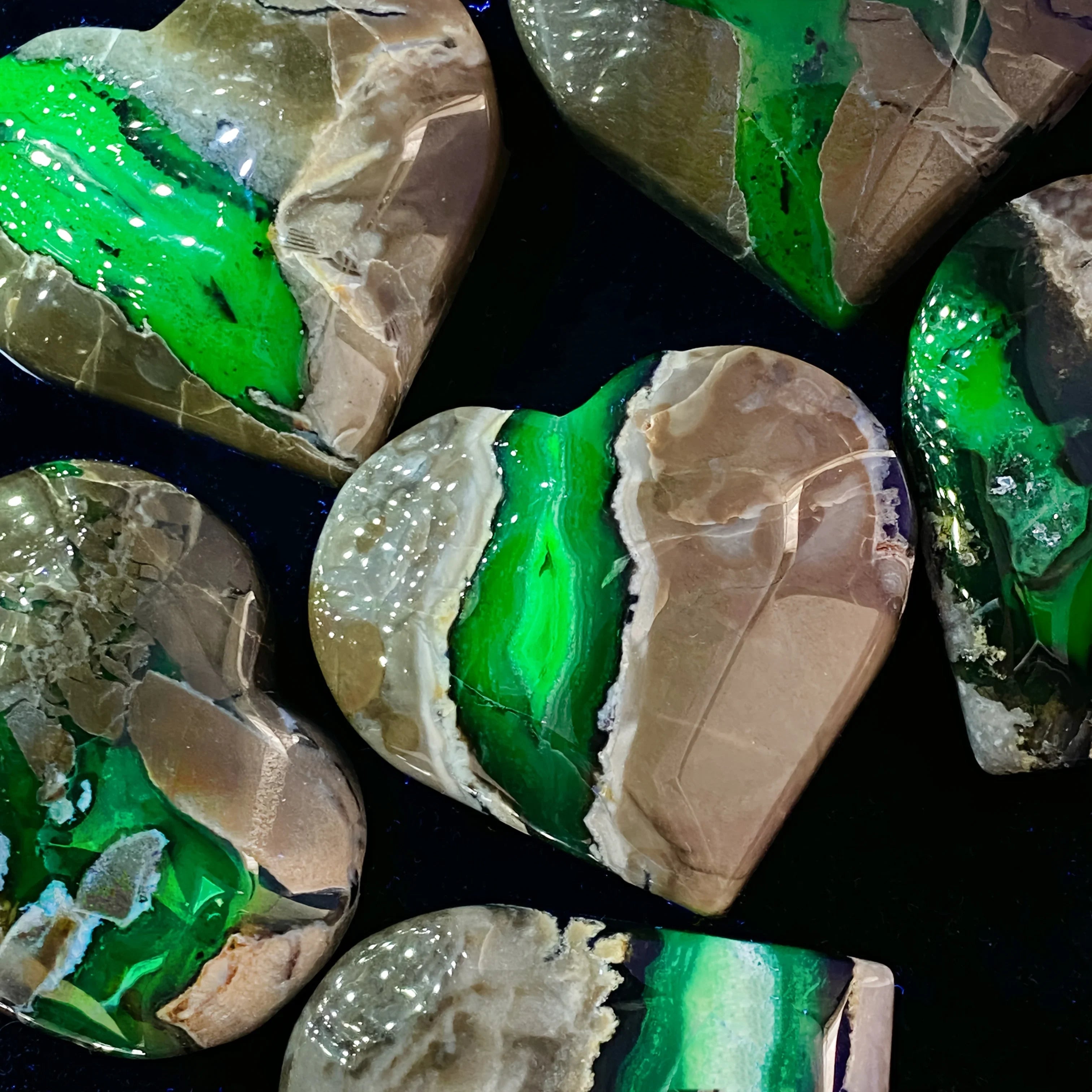 1pc Fluorescent Agate Heart, UV Reactive Stone, Home Decor Accent, Unique Natural Stone Collectible， Home Office Decor
