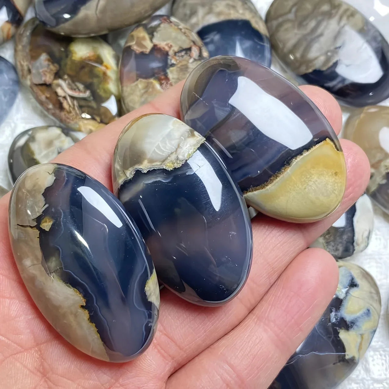 1pc UV Reactive Volcano Agate Palm Stone, Glowing Green Fluorescent Crystal Home Decor, Tabletop Display, Holiday Gift