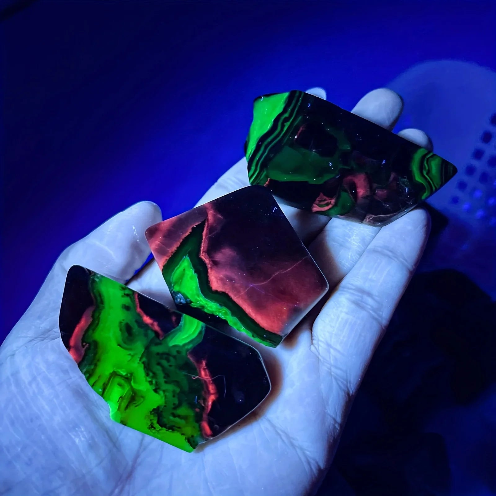 1pc Fluorescent Volcanic Agate Palm Specimen, UV Reactive Red & Green, Freeform Crystal with Black Spots, Home Decor
