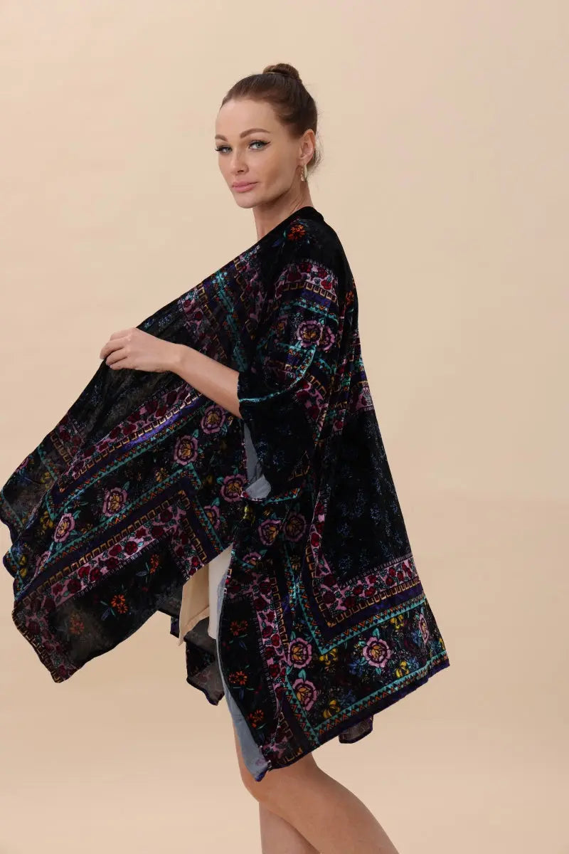 Floral-Stripe Velvet Kimono – Luxe Textures & Modern Tradition🌿✨