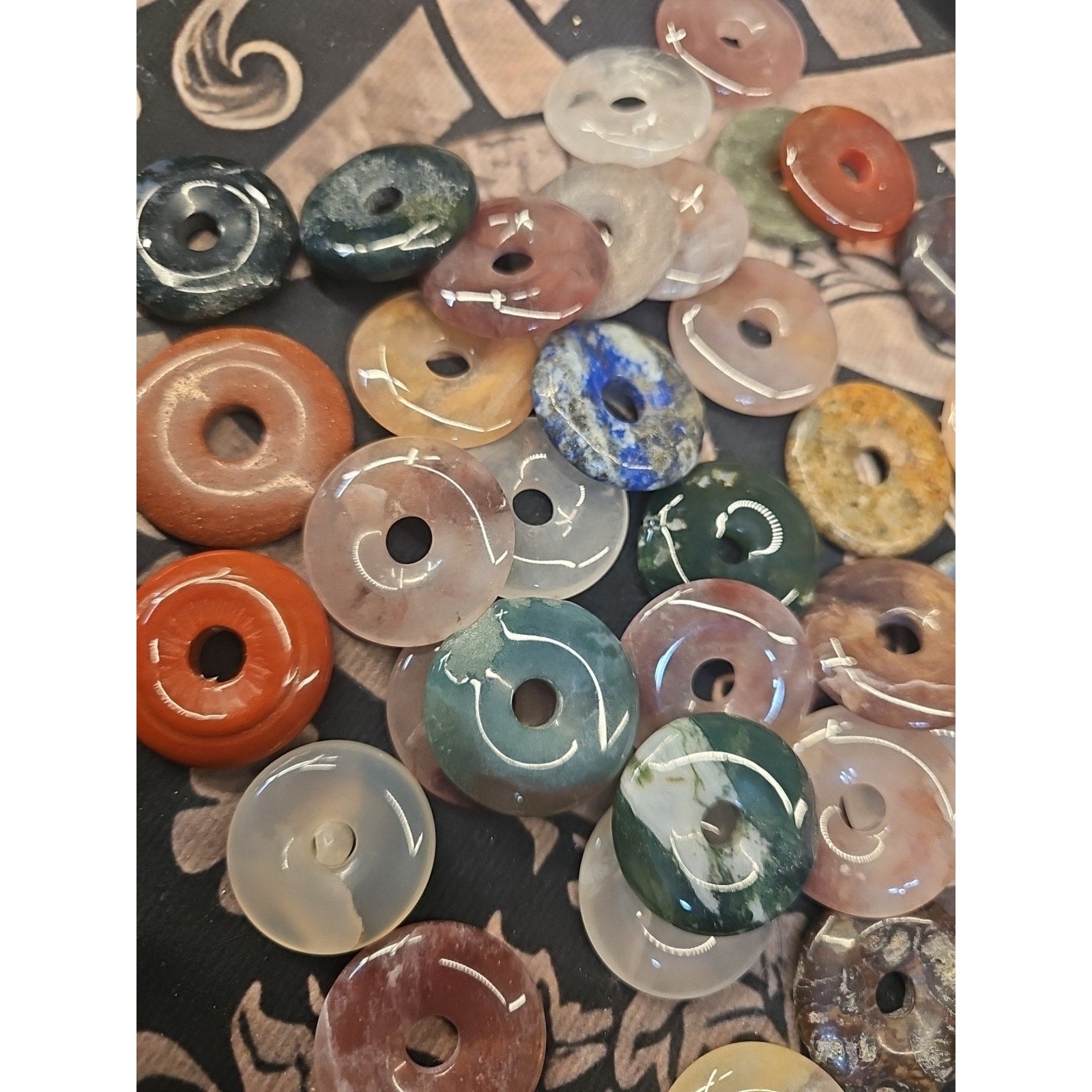 36Pcs Natural Quartz Crystal Jasper Peace Lucky Buckle Mixed Stone Healing
