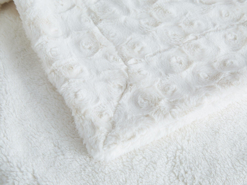 DaDa Bedding Luxury White Roses Fluffy Soft Sherpa Backside Faux Fur Throw Blanket (K11) | Throw Blankets | Wiccan Center