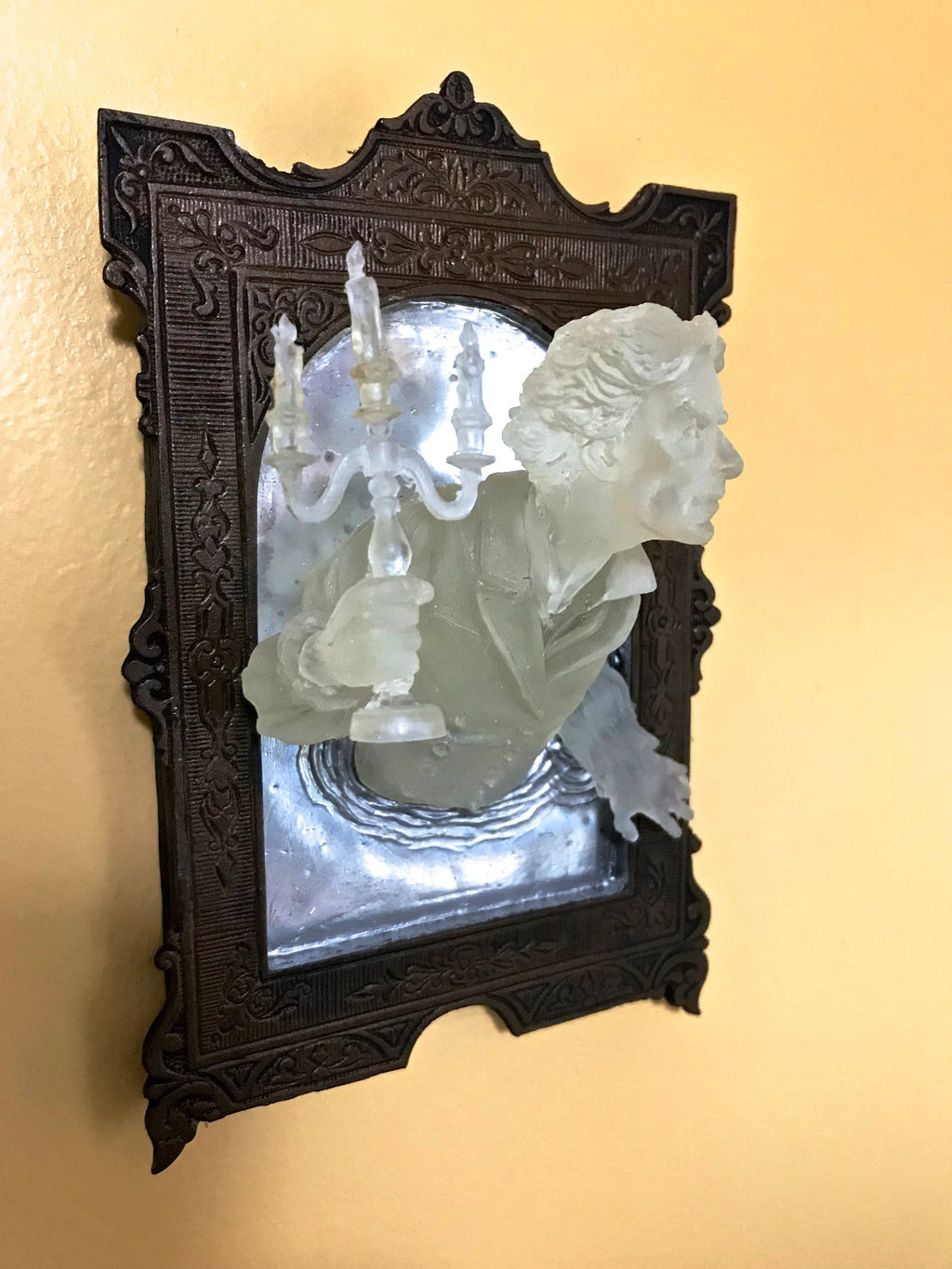 Gentleman Ghost in the Mirror, Glow in the Dark