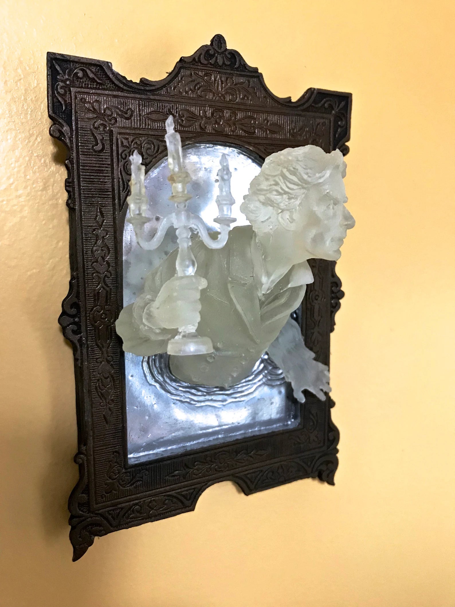Gentleman Ghost in the Mirror, Glow in the Dark
