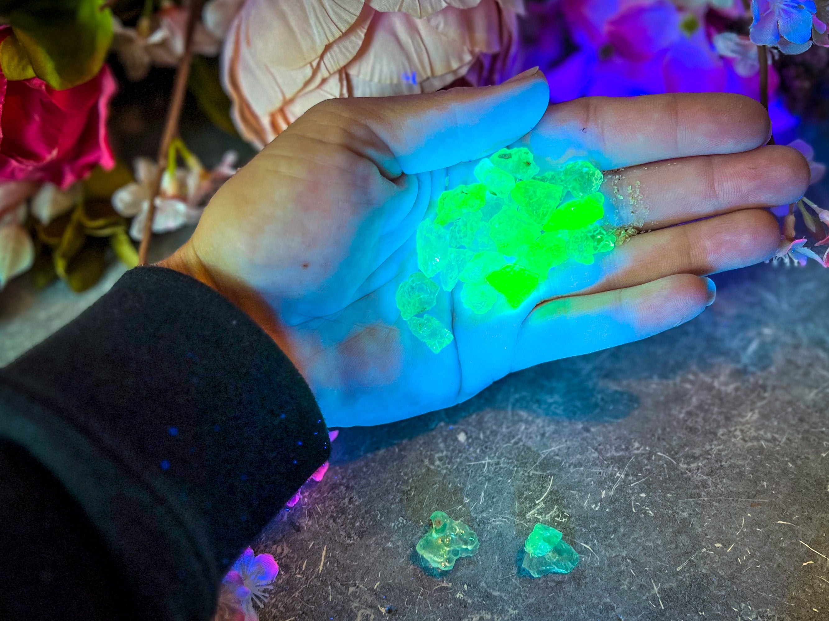 Hyalite Opal, Kryptonite, Fluorescent Minerals | | Wiccan Center