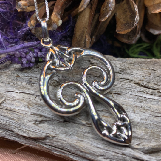 Yseult Celtic Knot Necklace in Sterling Silver