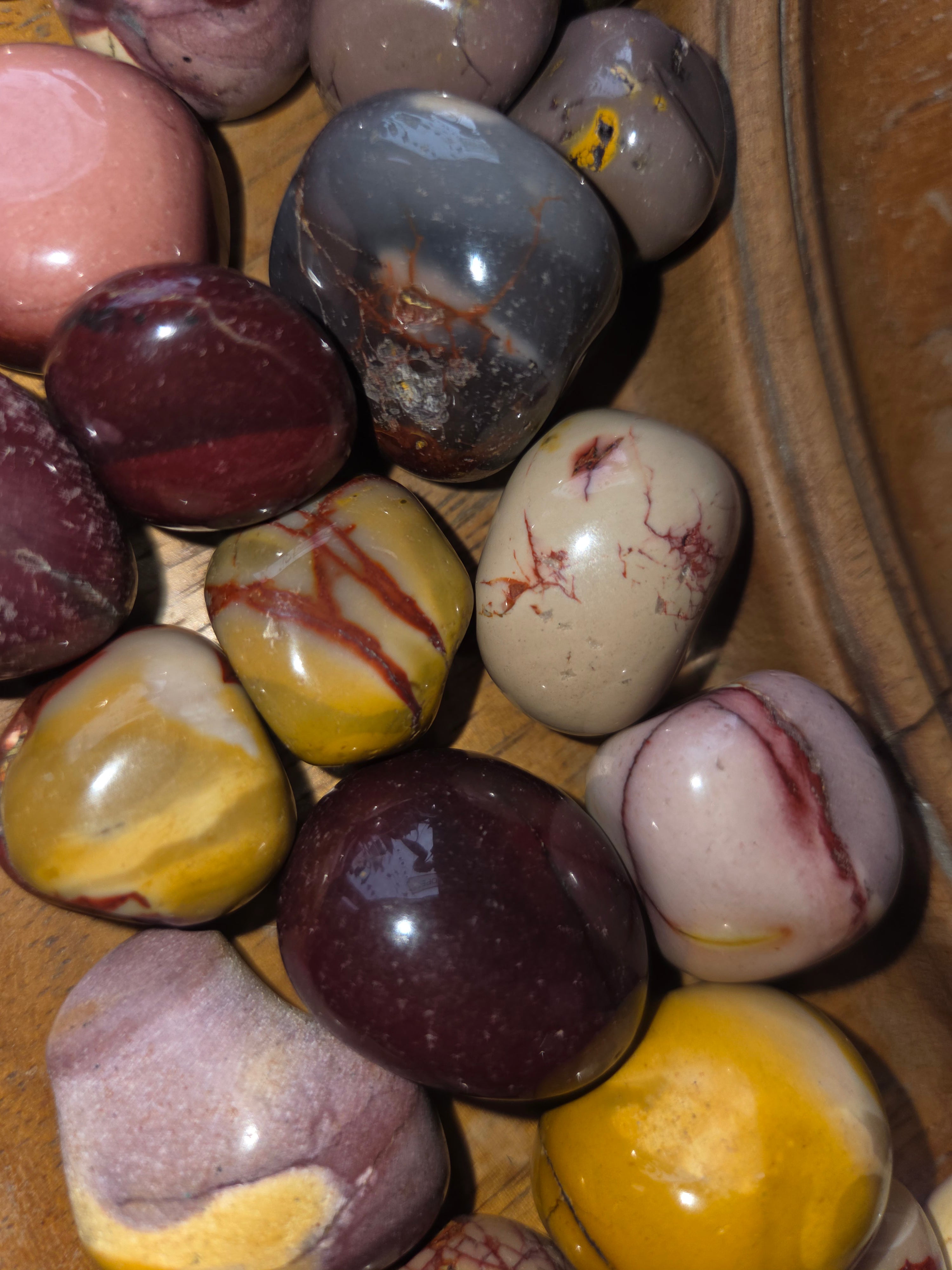 Tumbled Mookaite (20–50 mm) – Vitality • Confidence • Grounding | Tumble | Wiccan Center