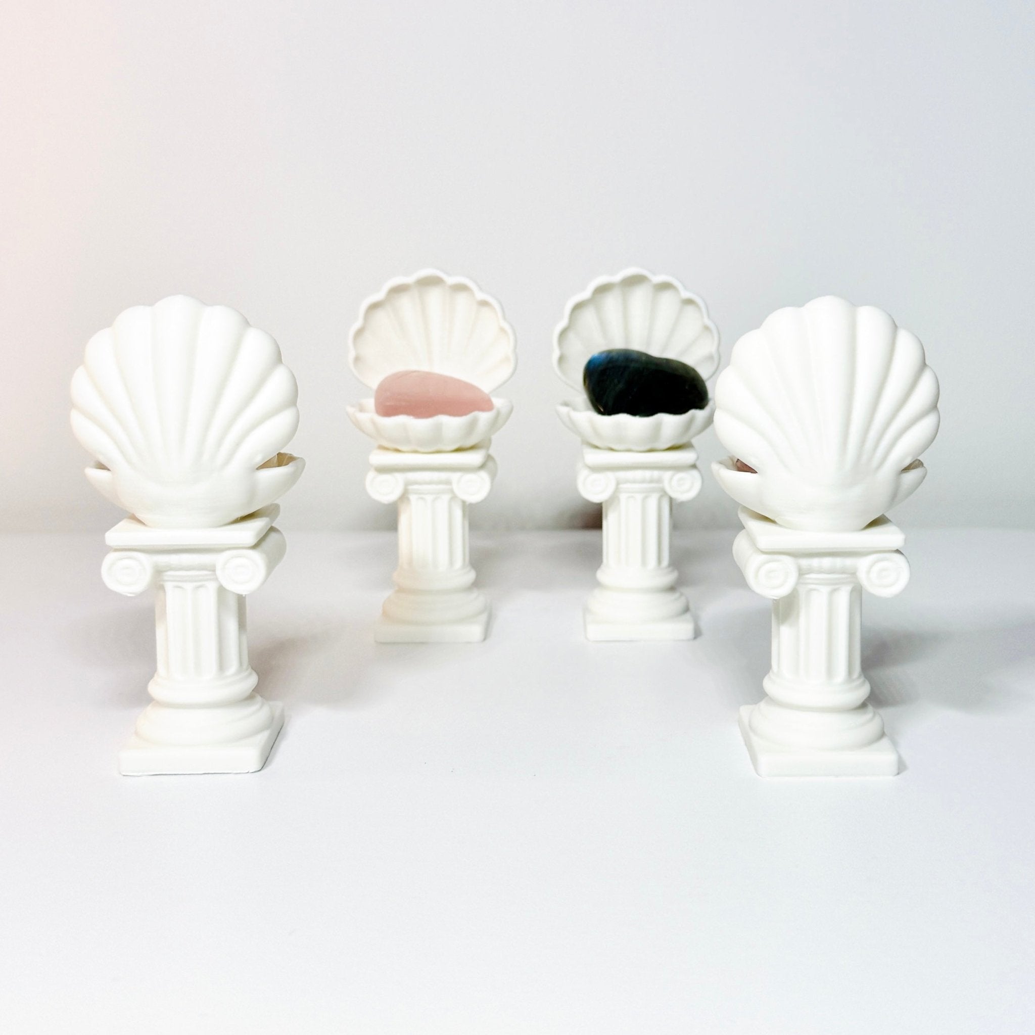 Roman Column Clam Shell Crystal Pebble Holder – White Stone-Like Marble Pedestal Display by KREATEUR Studio (Beta)
