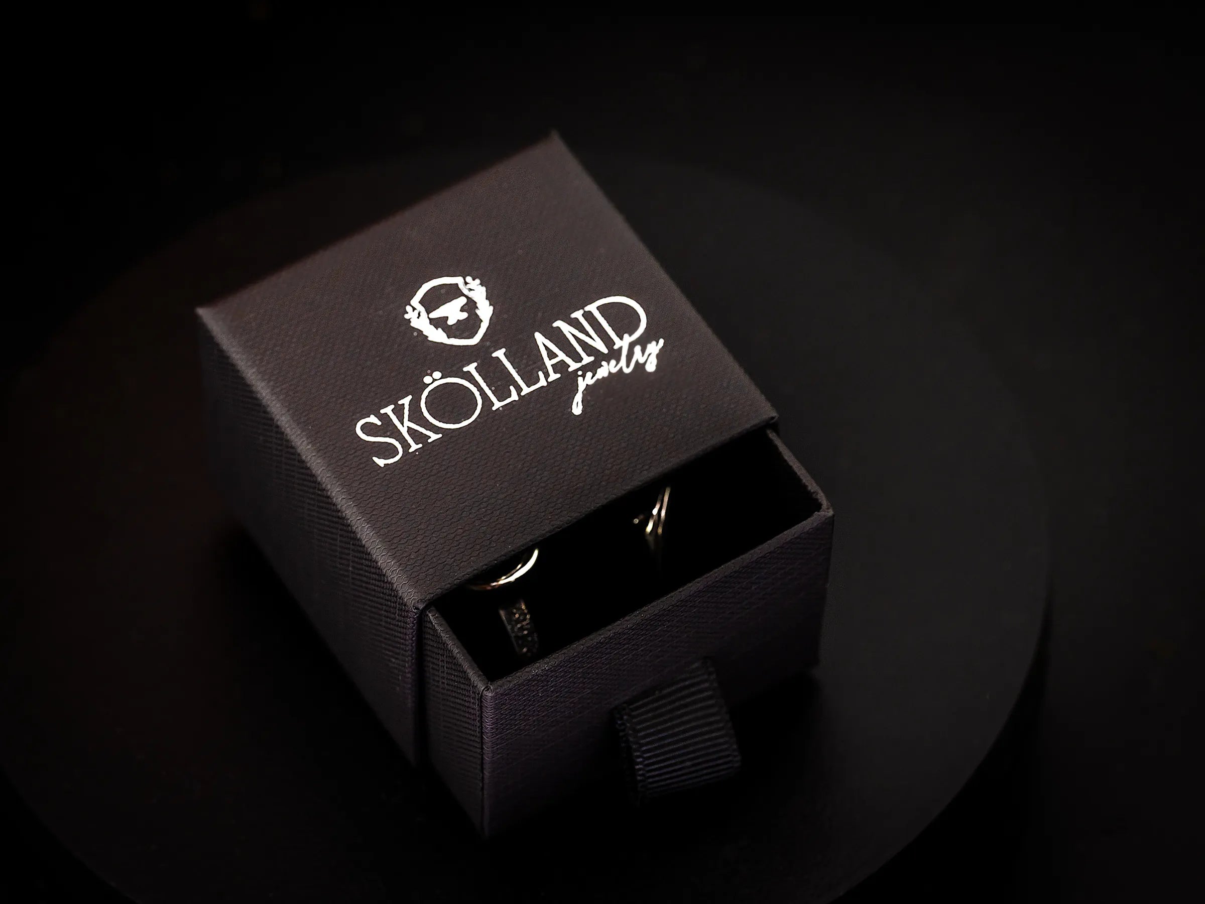 Realtas Vault Ring in Argentium Silver